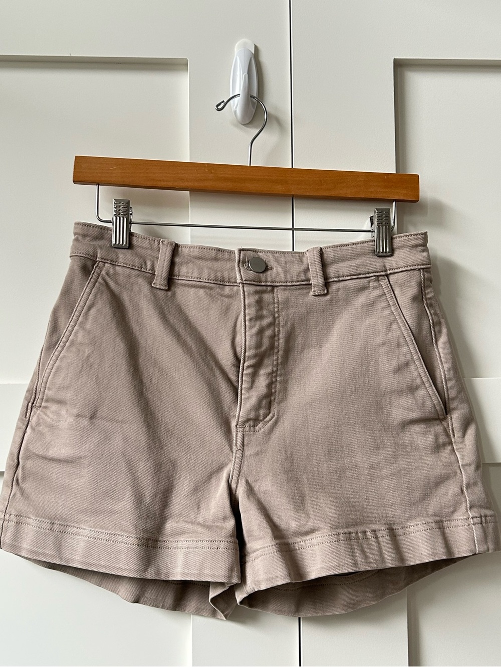 Everlane chino shorts